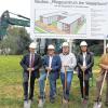 Spatenstich: Den Baubeginn für das neue Pflegezentrum der Söllner Wohn- und Gewerbebau Am Wasserturm symbolisieren (von links) OB Sebastian Remelé, Gunnar Hiller (Immobilienservice AG), Mario Söllner, Architekt Matthiasd R. Schmitt und Günther Geißler, der künftige Betreiber.
