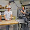 Backen unter Beobachtung: In der Bäckerei Engel haben Kamerafrau Bianca Göß und Tonmann Bernhard Metzger vom Bayerischen Rundfunk für die „Frankenschau aktuell“ Franz-Josef Engel (links) und seinen Sohn Matthias Engel beim Baguettemachen gefilmt.