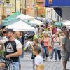 Lockten zum Bummel durch die Straßen von Elfershausen: die am Stände des Marktfests.