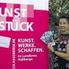 Projektleiterin Sibylle Kneuer präsentiert den neuen Flyer in frischen Farben und mit neuem Logo, das von der Firma provision Zeil entworfen wurde.