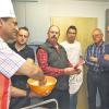 Interessiert: Mit großen Eifer und Interesse waren die Männer aus der Pfarreiengemeinschaft „Am Kreuzberg, Bischofsheim“ beim indischen Kochabend mit Pater Augustin bei der Sache.