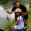 Petri Heil: Der erfahrene Angler Björn Westphal zeigte seinen jungen Gästen wie sie die Angelrute am besten auswerfen.Fotos: Ferdinand Heilgenthal