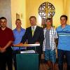 50 Jahre Landjugend: Beim Festgottesdienst zum Jubiläum in Sulzdorf Vorsitzender Simon Matz (links) mit Manfred Walter, dem Landessekretär der Evangelischen Landjugend in Bayern (Mitte), gemeinsam mit ELJ-Mitgliedern.