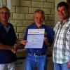 (meg)   50 Jahre ist Bruno Trunk aus Ochsenfurt bei der Firma Elektro Beck Kundendienst GmbH tätig. Im Rahmen einer kleinen Feierstunde wurde er dafür im Kreis seiner Kollegen geehrt. Am 1. August 1963 hatte Bruno Trunk seine Lehrzeit bei der Firma Beck in Ochsenfurt begonnen. Mit Fleiß, Zuverlässigkeit und viel Erfahrung wurde er zu einem Experten im Bereich der Elektromechanik. Das schätzen vor allem Kunden, die Probleme mit ihren Waschmaschinen, Elektroherden und Geschirrspülern haben. Sein fester Kundenkreis ist ihm bis heute treu geblieben, berichtet die Pressemitteilung. Firmenchef Joachim Beck zeigt sich stolz auf seine langjährige Treue seinem Unternehmen, und auch Bruno Trunk blickt zufrieden auf sein Berufsleben. Das gute Das gute Betriebsklima, die Zuverlässigkeit und die Beständigkeit des Unternehmens seien ein Grund dafür, warum er auch nach 50 Jahren noch gerne bei Beck arbeitet. Die Firma Beck Kundendienst GmbH ist Teil der Firmengruppe „TEAM Elektro Beck“, an den Standorten in Ochsenfurt und Würzburg insgesamt 220 Mitarbeiter beschäftigt. Im Bild von links Firmenchef Joachim Beck, Jubilar Bruno Trunk und Kundendienst-Leiter Jürgen Wagner bei der Überreichung der Ehrenurkunde der Handwerkskammer.