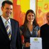 Für ihre beispielhafte Leistung gratulierten der Auszubildenden Stephanie Braun (Mitte), der Kaufmännische Leiter Holger Metz (links) und der Betriebsratsvorsitzende Thilo Hofmann (rechts) der Rehaklinik am Kurpark.