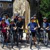 (sp) Ein Schuljahr lang trainierten die Schüler und Schülerinnen der Mountainbike-Gruppe der Irena-Sendler-Schule in Hohenroth für diesen Tag. Gemeinsam mit Ludwig Schäfer, Lehrer mit der Zusatzqualifikation „Radsport im Unterricht“, wurden Grundlagen der Fahrtechnik, Ausdauer und Kraft trainiert. Am Mittwoch der letzten Schulwoche war es dann soweit: Der Anstieg zum Kreuzberg stand an. Um 9 Uhr starteten sechs junge Radler gemeinsam mit den Lehrkräften Verena Gerk und Ludwig Schäfer in Burgwallbach. Über das berüchtigte „Geröllfeld“ ging es stetig aufwärts und am Ende wartete im Klostergarten dann die wohlverdiente Brotzeit. Über die Skipiste des Dreitannenliftes und durch den erst vor kurzem eröffneten „Flowtrail“ ging es wieder zurück.