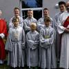 (gb) Die Feier des Patrozinium in Löhrieth war der würdige Rahmen, um drei neue Ministranten vorzustellen: Jan und Lukas Schönfelder sowie Denis Jacopino (vorne). Pfarrvikar Wolfgang Senzel (links) und Diakon Wolfgang Dömling (rechts) dankten den Buben für die Bereitschaft und freuten sich darüber, dass die Pfarrgemeinde dieses Engagement mit einem kräftigen Applaus belohnte. Als Geschenk erhielten sie ein Kreuz mit Namen und die Zusage, diese nach Beendigung des hoffentlich langen Ministrantendienstes behalten zu dürfen. Mit auf dem Bild die Oberministranten Marcell und Andre Krisam sowie Jonas Schönfelder und Alexander Ress.