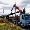 (lw)   Die Autobahnpolizei hat auf der Autobahn A 3 einen erheblich überladenen Langholztransporter aus dem Verkehr gezogen. Die Polizisten kontrollierten am Mittwochvormittag den Sattelzug, der Langholz aus dem Spessart geladen hatte. Die Beamten hatten den Verdacht, dass das Fahrzeug überladen sein könnte. Somit musste es zu einer Waage. Dort bestätigte sich ihre Annahme: Statt der erlaubten 40 Tonnen, wog der Transporter fast 51 Tonnen und war somit um über 27 Prozent überladen. Nachdem neun Stämme mit dem Kran des Fahrzeugs abgeladen waren, durfte der Transporter die Fahrt fortsetzen. Der 42-jährige Fahrer aus dem Landkreis Ansbach muss nun mit einem Bußgeld von 285 Euro und drei Punkte in Flensburg rechnen, teilt die Polizei mit.