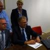 Ausprobiert: Bürgermeister Johannes Wegner beim Test des Bürgerservice-Portals im Maßbacher Rathaus mit Jürgen Schömig, dahinter Katrin Kräuter (beide AKDB) und Geschäftsstellenleiter Eckhard Händel.