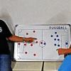 „Der TVO muss die Punkte ja nicht gegen uns holen:“ Klaus Schuler, der Trainer der DJK Schweinfurt (links), will mit seinem Sohn Julian im Kreisliga-Auftaktspiel gewinnen. Dass er auch Vorsitzender des TV Oberndorf ist und ein TVO-Polo trägt , spielt für seine Wünsche keine Rolle.