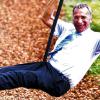 Schwungvoll: Als Vater von zwei Söhnen hat Paul Lehrieder keine Berührungsängste. Auf dem Spielplatz fährt er auch schon mal mit der Seilbahn.