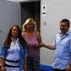 Schlüsselgewalt: Simone und Margot Bodenstein-Wagner mit Bürgermeister Michael Hey.