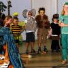 (heu)   „Der Sonnenmacher“ hieß das Musical, das die Gruppe der musikalischen Früherziehung des Musikvereins „Melodie“ im Pfarrsaal aufführte – unter der Regie ihrer Betreuerinnen Manuela Bähr und Clarissa Rapps. Die Kinder setzten einen Laubfrosch und die Tiere in ihrem Singspiel in Szene. Der Frosch stellte fest, dass er – je nachdem, wie hoch er aus dem Wasser in den Baum kletterte – Regen oder Sonne beeinflussen konnte. Die Tiere, unter ihnen Biene, Fuchs und Maus, versprachen ihm die Freundschaft und applaudierten dem Sonnenmacher bei schönem Wetter, beachteten aber nicht, dass er sich dabei einen dicken Sonnenbrand holte. Erst ein zweiter Frosch zeigte ihm, dass wahre Freundschaft keine Vorbedingungen kennt und dass auch Regen schön sein kann. Die Kinder nahmen den verdienten Applaus für ihre Aufführung entgegen und machten die Bühne frei für die Musiklehrer Ulrich Bähr, Wolfgang Bönig und Manuela Bähr, die mit ihren Schülern vorstellten, was diese gelernt hatten. Dann konnten sich Kinder und Jugendliche an den verschiedensten Instrumenten von Querflöte über Trompete bis Schlagzeug ausprobieren, die der Verein in seinen Unterrichtsbereichen anbietet. Für die musikalische Früherziehungsgruppe, die im Herbst beginnt, nehmen Ralf Krieger,  (0 93 98) 9 93 35, oder Manuela Bähr,  (0 93 91) 91 3 90 58, schon Anmeldungen entgegen.