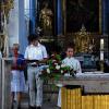 (bp)   „Erster – wirklich Erster sein.“ Unter diesem Motto fand der Familiengottesdienst zum Patrozinium in der Kirche Sankt Jakobus in Herlheim statt. Rund um Pfarrer Andreas Engert und Gemeindereferent André Christof wirkten dabei einige Gemeindemitglieder und Jugendliche mit. In einem Predigtspiel gingen die Mitwirkenden (Bild) dabei auf den Wunsch der Jünger Jakobus und Johannes ein, die beiden Plätze neben Jesus einzunehmen. „Dort werden die sitzen, für die mein Vater diese Plätze bestimmt hat“, antwortete Jesus auf diesen Wunsch. Musikalisch umrahmte der Gesangverein den Gottesdienst. Beim Verlassen der Kirche erhielt jeder Besucher als Andenken eine kleine Papierblume. Bei glühender Hitze hatte das Pfarrfest bereits am Nachmittag mit Kaffee und Kuchen begonnen. Nach dem Gottesdienst saßen die Besucher bei guter Bewirtung noch lange gemütlich beisammen.