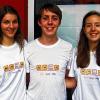 Die Franken-Landschulheim-Schüler Luisa Streit, Julian Werther und Elisabeth Kammermeier (von links), erhielten ein T-Shirt zur Erinnerung an die Projekttage der Uni Würzburg.