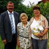 Glückwünsche zum Geburtstag: Frieda Siegert (Mitte) feierte am Montag in Mühlfeld ihr 85. Wiegenfest. Dazu gratulierten auch Ortssprecherin Edeltraut Rapp und zweiter Bürgermeister Thomas Dietz.