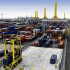 Beeindruckend: Der automatisierte Stapelkran (ASC) mit quer liegendem Brückenteil (rechts) und der „Straddle Carrier“ (vorne links) im Einsatz in Antwerpen.