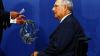 Deutsch-griechisches Treffen: Bundesfinanzminister Wolfgang Schäuble bekommt von Wirtschaftsvertretern in Athen einen Lorbeerkranz – Symbol eines Sieges.