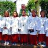 (hko)   Pfarrer Karl-Theodor Mauer hat neue Ministranten eingeführt. Bei dem Festgottesdienst stellte er heraus, dass in der Thulbaer Kirche bereits seit 1197 Jahren Eucharistie gefeiert wird. Dabei seien die Ministranten ein wichtiger Teil. Er dankte Anna-Maria Herold, Fabian Kirchner, Emily Leitschuh, Lena Manger, Hannah Schipper, Jonas Klug, Florian Westphal und Jan-Niklas Witzke für ihre Bereitschaft, das Ehrenamt zu übernehmen. Als Zeichen ihrer Zugehörigkeit zur Ministrantenschar überreichten die älteren Ministranten den Neuen eine Plakette. Das Foto zeigt Pfarrer Karl-Theodor Mauer mit sieben der achten neuen Ministranten. Jonas Klug war verhindert.