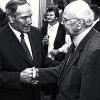 Förder der Kultur: Karl Graf von Schönborn (1916–1998); im Bild mit Wiesentheids ehemaligem Bürgermeister Walter Hahn (links) bei dessen 60. Geburtstag im November 1997.