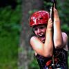 Ahhhhh! Melissa saust die Seilbahn hinab. Nach dem anstrengenden Parcours ein Freudenschrei voll Adrenalin.