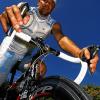 (mib)   Das Starterfeld für den 3. Main-Post Triathlon in Bad Kissingen am 1. September nimmt Konturen an. Auf der Mitteldistanz werden drei echte „Schwergewichte“ der Szene um den Titel kämpfen: Kai Hundertmarck, Michael Wetzel oder Uwe Widmann – diese drei Profis werden den Sieg mit großer Wahrscheinlichkeit unter sich ausmachen. Der ehemalige Radprofi und Tour-de-France-Teilnehmer Kai Hundertmarck ist den Meisten noch als Mitglied des ehemaligen Team Telekom an der Seite von Dopingsünder Jan Ullrich und Erik Zabel in Erinnerung. In seiner langen Laufbahn gewann er unter anderem den Klassiker „Rund um den Henninger Turm“ und wechselte anschließend in das Lager der Triathleten. In diesem Jahr sicherte er sich in Nizza einen Startplatz für den Ironman Hawaii im Oktober. Die Bad Kissinger Radstrecke wird ihm sicherlich gefallen und es bleibt abzuwarten, ob es ihm gelingt, den Schwimmrückstand auf dem Rad in einen Vorsprung umzuwandeln. Triathlon-Profi Uwe Widmann vom SC Wiesbaden ist einer der beständigsten Ironman-Starter der letzten zehn Jahre hierzulande. Der ehemalige deutsche Meister hat auf nationaler und internationaler Ebene zahlreiche Podiums- und Top-Ten-Platzierungen vorzuweisen und wird einer der ersten Anwärter auf den Sieg in Bad Kissingen sein, da er in allen drei Disziplinen sehr ausgeglichen ist. Michael Wetzel vom AST Süßen war Langdistanz-Weltmeister 2010 und wurde vor wenigen Wochen beim Ironman Lanzarote Sechster und ist in dieser Verfassung sicher Topfavorit. Informationen und Online-Anmeldung finden Sie im Internet auf der Seite www.main-post-triathlon-bad-kissingen.de.