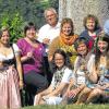 Freuen sich auf die Weinerlebnistage: Die Gästeführer Angela Schmitt, Heike Decker, Werner Mündlein, Siegrid Göbel, Gabriele Brendel, Franz Sauer (von links) und Christiane Lörner und Gabriele König (sitzend von links). Und auf die Gäste freuen sich Weinprinzessin Viktoria Steinmann (Zweite von links) und die fränkische Weinkönigin Melanie Dietrich.