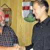 Bürgermeister gratuliert: Riedenberg würdigt die Leistung Philipp Dorns in der Abschlussprüfung zum Maler und Lackierer.