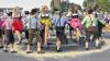 In Dirndl und Lederhosen: 15 Kirmespaare feierten in Motten die viertägige Kirmes und tanzten um den Plobaum.