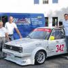 Erfolgreiches Team: Rechts Rennfahrer Christian Dümler neben seinem Rennauto, einem umgebauten VW-Golf, zweiter von Links Mechaniker Armin Kunert aus Ebrach sowie  der stolze Papa Thomas Dümler, der in seinen jungen Jahren selbst einmal Bergrennen gefahren ist.