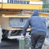 Dieseldiebstahl nimmt immer mehr zu, wie durch diese nachgestellte Szene deutlich gemacht werden soll.