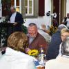 Gesellig: Aus dem Pfarreileben plauderten beim Pfarrabend in Bergtheim (hinten, von links) Pfarrgemeinderatsvorsitzender Franz Blatterspiel, Pfarrer Helmut Rügamer und Kirchenpfleger Peter Olbrecht.