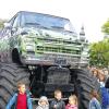 Kleine Kinder, große Reifen: Der Nachwuchs kam bei der Monstertruck-Show aus dem Staunen gar nicht mehr heraus.