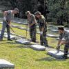 Arbeitseinsatz: Reservisten aus Großwenkheim auf dem Soldatenfriedhof am Futa-Pass in Italien.