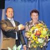 Gerührt: Bürgermeister Joachim Döffinger verabschiedet die bisherige Allgemeinärztin Margit Hauke.