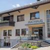 Das Rathaus von Rickenbach: Der Bürgermeister der Schwarzwald-Gemeinde Rickenbach muss sich seit Dienstag vor dem Landgericht in Waldshut-Tiengen verantworten. Dem 41 Jahre alten parteilosen Politiker und seinem 37 Jahre alten Lebensgefährten wird nach einem angeblichen Brandanschlag auf das Rathaus Vortäuschen einer Straftat vorgeworfen.