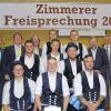 Die freigesprochenen Junggesellen der Zimmerer-Innung Würzburg Stadt und Land, (vorne v. li.) Hannes Stoyke (Geiger GmbH, Veitshöchheim), Innungssieger Tobias Schmidt (Kilian Feser, Rieden) , Jürgen Fleischmann Wolfgang Meining, Kleinrinderfeld); (Mitte v. li.) Christian Olbrich (Keller/Rappelt, Remlingen), Martin Kösterke (Gerd Keidel, Eisingen) und Adrian Leimig (Schäfer Holzbau Diespeck); (hinten v. li.) Vizepräsident LIV München und Obermeister der Innung Würzburg Hermann Lang, Bürgermeister der Stadt Würzburg Dr. Adolf Bauer, Hauptgeschäftsführer LIV München Alexander Habla, Lukas Kemmer (Holzbau Weckbart, Estenfeld), Kammersieger Stefan Busch (Reinhold Seubert, Bütthard), Gesellenprüfungsvorsitzender Josef Feser und stellv. Landrat Ernst Joßberger.