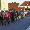 Am Ziel: Nach langem Fußmarsch erreichen die Wallfahrer Kronungen, wo Freunde und Bekannte sie empfangen.