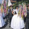 Jahrhundertealte Tradition: Bei den Sanktmartinern wird der Kirchweihstrauß beim Umzug von zwei Paaren voran getragen. Es ist ein Rosmarinstock, geschmückt mit bunten Bändern. Zum Abschluss der Kirchweih wird der Strauß verlost.