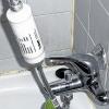 Schutz vor den Bakterien: Ein endständiger Filter wird am Duschschlauch der Badewanne angebracht. Das Teil muss alle paar Wochen ersetzt werden.