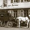 Wernecker Postgeschichte: Die Postkutsche 1911 vor dem Gasthof zur Krone. Das Foto ist der Broschüre „Vom Postreiter zur Gegenwart“ entnommen.