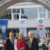 Was neun Jahre währte, steht jetzt vor dem Theater: Das Wälzlagerdenkmal soll ein Wahrzeichen der Stadt werden. Im Bild: OB Sebastian Remelé, Maria-Elisabeth Schaeffler und Georg Kreiner.
