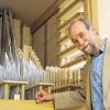 Einblicke: Christoph Bossert an der neuen Übungsorgel der Musikhochschule.