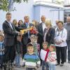 Feierstunde vor dem erweiterten evangelischen Kindergarten in Kürnach: Architekt Christopher Rathmann überreichte Bürgermeister Thomas Eberth, Pfarrer Frank Hofmann-Kasang und der Leiterin des Kindergartens, Magdalena Denike  den Schlüssel. Über den gelungenen Anbau freuen sich auch Ursula Bördlein und Hermann Gabel vom Landratsamt, Bundestagsabgeordneter Paul Lehrieder, dritter Bürgermeister Otto Rüger, zweite Bürgermeisterin Sieglinde Bayerl, Dekan Joachim Bayer und die Kindergartenkinder mit ihren Erzieherinnen.