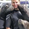 Schmusebild mit Praktikant: Chico, Tino und Joe zeigen sich im Pool mit Gabriel Pankow von ihrer besten Seite.