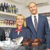 (ts)   Die neue Confiserie „zart + bitter“ hat in der Rückertstraße 4 seine Pforten geöffnet. Ab sofort werden Pralinen und Schokoladen der Pralinenmanufaktur Storath aus Scheßlitz bei Bamberg frisch aus der Theke angeboten. Außerdem finden die Kunden ökologisch/biologisch angebaute Produkte aus Franken und anderen Regionen (Wein, Kaffee, Honig, Marmelade). Ergänzt wird das Sortiment mit Süßigkeiten, Whisky, Edelbränden, kleinen Geschenkartikeln aus Glas, Porzellan, Blech oder Holz sowie Gebäck und Lebkuchen. Inhaberin Petra Beck-Bitsch hat sich, unterstützt von ihrem Gatten Roland Bitsch – mit der Eröffnung ihres eigenen Geschäftes einen Lebenstraum erfüllt. Anlässlich der kleinen Eröffnungsfeier übermittelte Bürgermeister Klaus Rehberger die besten Grüße der Stadt Schweinfurt. Im Bild (von links) Klaus Redelberger, Petra Beck-Bitsch, Roland Bitsch und Johannes Storath.