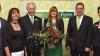 (ts)   Zwei Mitarbeiter der Galeria Kaufhof Schweinfurt feierten Betriebsjubiläum. Gerold Bönsch ist Verkäufer in der Sportabteilung und gehört seit 40 Jahren zum betrieb. Seit zehn Jahren Elena Eisenbraun in der Firma, sie arbeitet in der Kosmetik-Abteilung. Gerold Bönsch begann seine Ausbildung in der Elektroabteilung und wechselte dann in die Sportabteilung, wo er 30 Jahre die Werkstatt für Ski- und Radservice betreute. Elena Eisenbraun begann ihre Ausbildung in der Parfümerieabteilung. War danach einige Jahre in der Bücher- und Schreibwarenabteilung und wechselte als Erstverkäuferin wieder zurück in die Parfümerie- und Kosmetikabteilung, wo sie heute als Erstverkäuferin tätig ist. Geschäftsführerin Ingrid Demmer, Betriebsratsvorsitzender Wolfgang Rattmann, Abteilungsleiterin Sport Gisela Seuberth sowie stellvertretender Abteilungsleiter Kosmetik/Parfümerie  Ottmar Seufert, gratulierten zum Jubiläum.