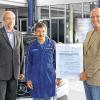 (kpe)   25jährige Betriebszugehörigkeit feierte Reiner Hergenhan bei der Firma Mercedes Kehm. Er trat nach seiner Meisterprüfung am 1. Juli 1987 in das Unternehmen ein. Dort arbeitete er zunächst in der Pkw-Werkstatt und erwarb sich schnell einen Ruf als Spezialist für Elektrik und knifflige Probleme. So wurde er 1997 zum Werkstattmeister befördert und übernahm fortan die Verantwortung für den reibungslosen Arbeitsablauf im Service. Der sowohl bei Kunden als auch in der Belegschaft geschätzte Kollege wurde ab 2002 mit einem noch größeren Verantwortungsbereich betraut: Als Werkstattleiter Pkw zielt sein Wirken darauf ab, komplette Abläufe im Pkw Service zu steuern – vom Kundenempfang bis zur Übergabe des reparierten Pkw – mit dem Ziel der Erfüllung aller Wünsche und Erwartungen, die Kunden an ein Autohaus der Marke Mercedes-Benz stellen. Die Geschäftsleitung der Autozentrale Robert Kehm KG – Rudolf Kehm (Inhaber, im Bild rechts) und Berthold Dömling (Kaufmännischer Leiter, links) bedankte sich bei Reiner Hergenhan für 25 Jahre Treue und Verbundenheit zum Stern. Als Zeichen der Anerkennung überreichen sie an den Jubilar eine Ehrenurkunde sowie ein Geldpräsent.