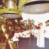 Glockenweihe: Im Kreis vieler Ministranten weihte Pfarrer Lothar Kirchner 1981 die Glocken der katholischen Kirche in Schwebheim. Ohne Weihbischof, weil der irgendwie keine Zeit hatte.