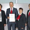 (mb)   25 Jahre arbeitet Sparkassenbetriebswirt Peter Lindemann aus Alsleben mittlerweile bei der Sparkasse. Grund genug für Sparkassenvorstand und Personalrat, gemeinsam mit ihm auf die Zeit zurückzublicken. Seine Ausbildung begann er 1987 bei der Sparkasse Bad Neustadt. Mit dem erfolgreich abgeschlossenen Kundenberaterlehrgang 1993 und dem Lehrgang zum Sparkassenbetriebswirt an der Bayerischen Sparkassenakademie legte Lindemann die Basis für weitere Führungsaufgaben. Nach einem dreijährigen Wechsel zur Sparkasse Ebersberg kehrte er 2001 zurück und übernahm die Leitung der Filiale in der Gartenstadt. Seit September bereitet sich Lindemann nun in Bad Königshofen auf die Übernahme der Filialleitung und Führung des Marktbereiches Grabfeld mit den Filialen Sulzfeld und Saal vor. Dem Jubilar (Zweiter von links) gratulierten Sparkassendirektorin Angelika Zotter (links), die Personalratsvorsitzende Annette Illig und Sparkassendirektor Roland Schmautz.